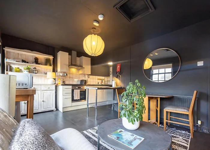 Guestready - Rose And Monkey * Manchester