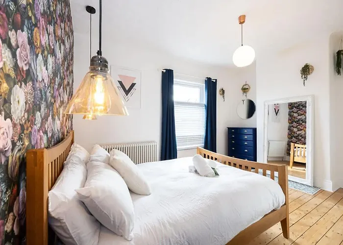 Winslow House- Close To Coop Etihad & Free Parking *