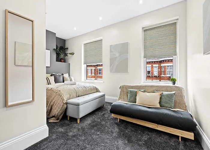 Sleeps 14 The Old Trafford Family Zen By Genesis Living