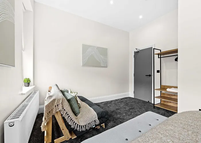 Holiday home Sleeps 14 The Old Trafford Family Zen By Genesis Living *