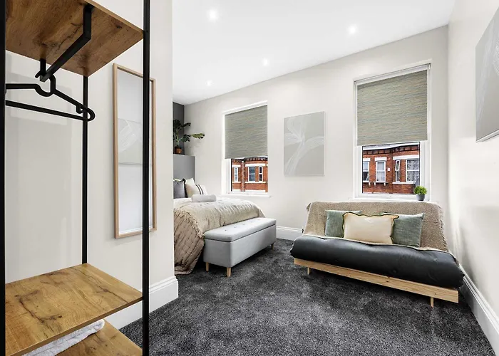 Sleeps 14 The Old Trafford Family Zen By Genesis Living Holiday home *