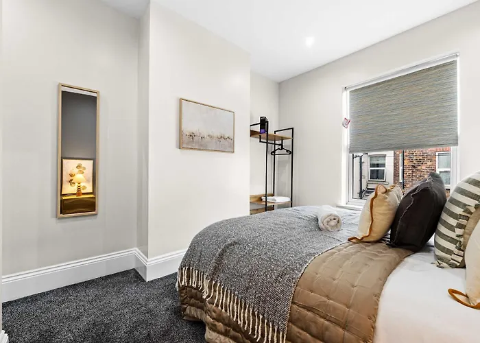 Holiday home Sleeps 14 The Old Trafford Family Zen By Genesis Living *