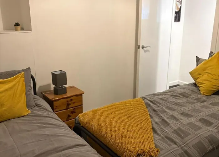 Charming 1br Garden Retreat Near Downtown Mánchester