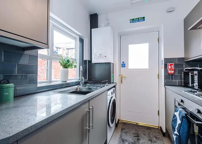 Modern 4br Family Sleeps 8 + Free Parking * Manchester