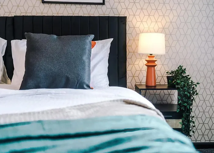 Modern 4br Family Sleeps 8 + Free Parking * Manchester