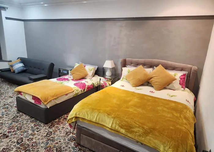 Charming Tudor White House Free Wifi 펜션 맨체스터