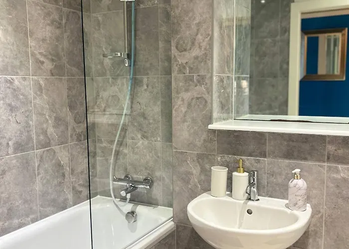 Modern Next To Ao Arena - Parking - Local Attractions *