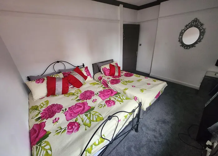 Charming Tudor White House Free Wifi *