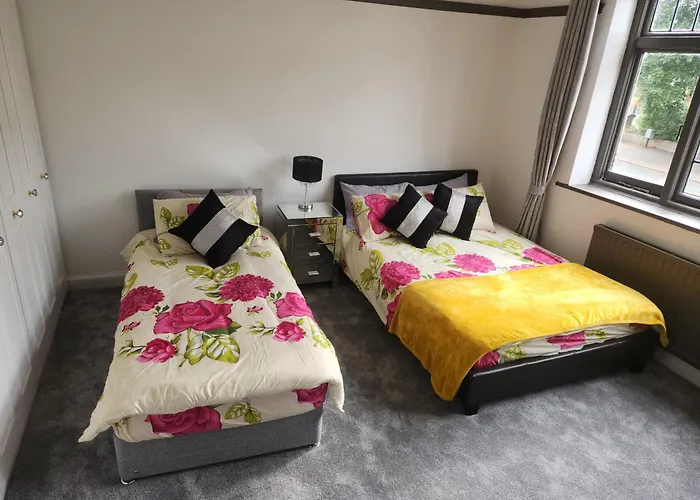 Charming Tudor White House Free Wifi *