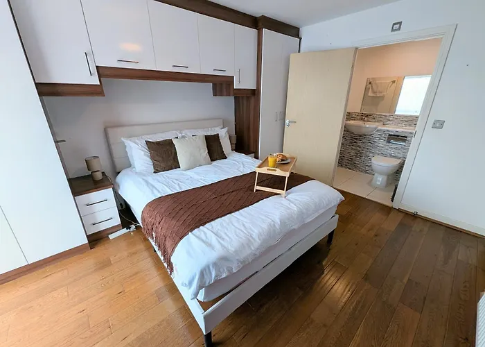 The Eastern Hive - King Bed, 3x Parking, Coop Live & Etihad *