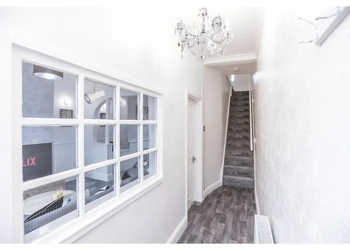 Modern 3bd House - Free Parking - Fast Wifi * Manchester