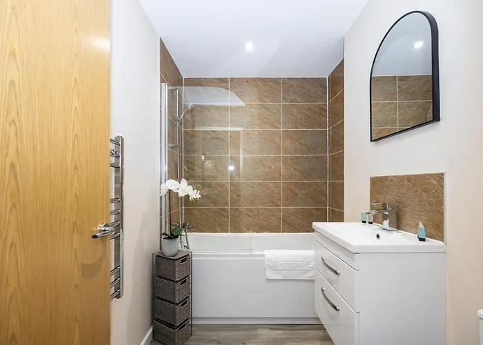 Manchester - 1 Bed Apartment - Free Parking - Fast Wi Fi By Av Hughes Properties