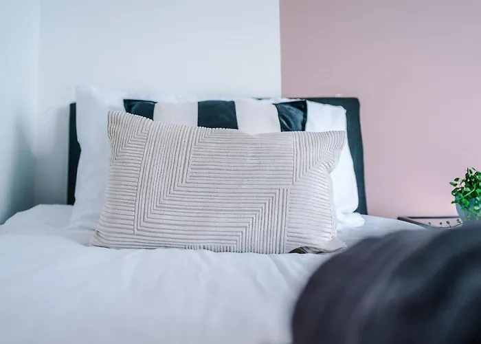 Large Salford -free Parking * Манчестер