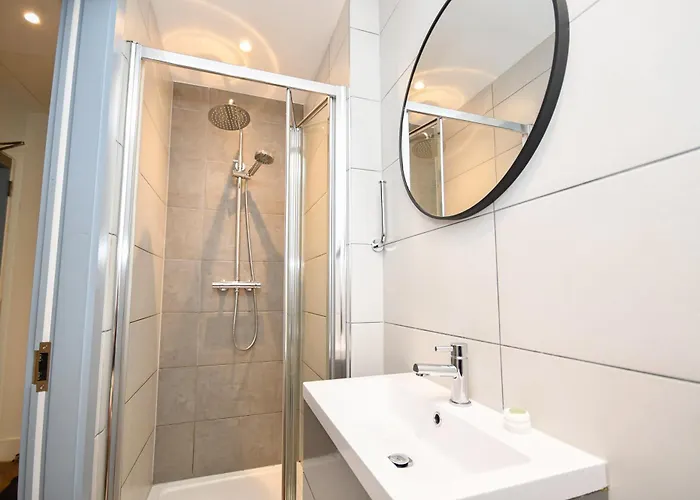 Spacious 2bed Flat W Security Apartmán