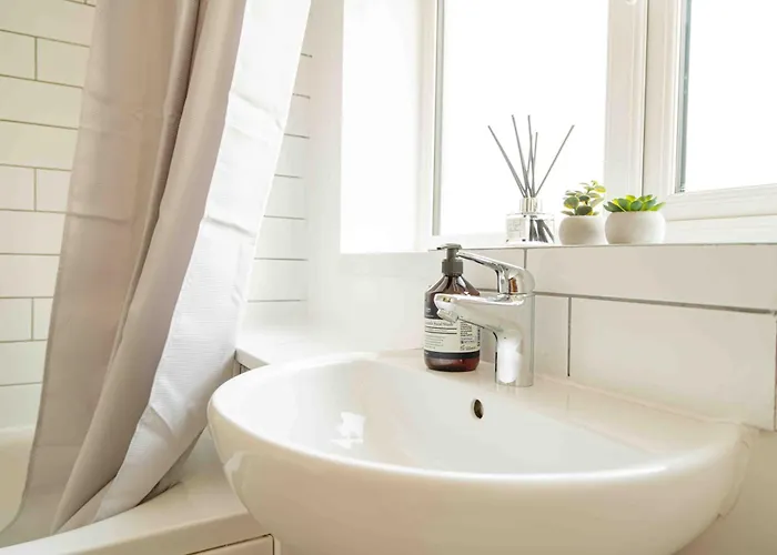 بيت للعطل S Veranda - Near Lidl & Bus -4 Bed 6 Sleep مانشستر