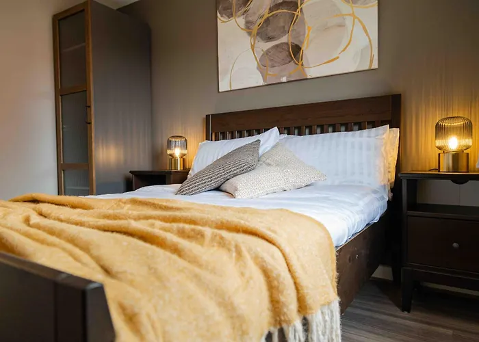 بيت للعطل S Veranda - Near Lidl & Bus -4 Bed 6 Sleep مانشستر