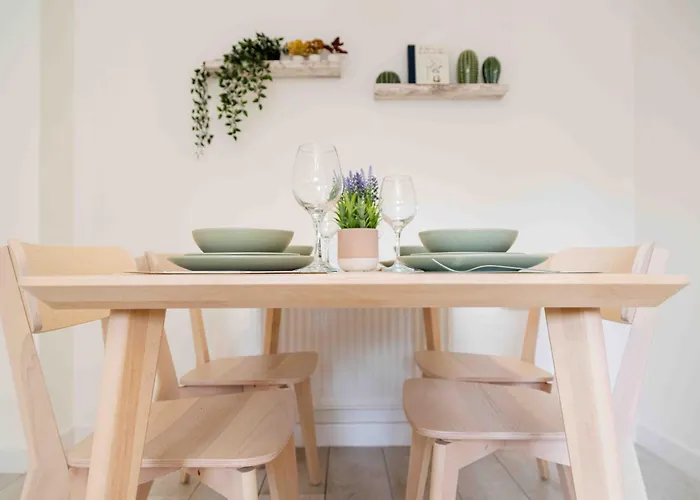 بيت للعطل S Veranda - Near Lidl & Bus -4 Bed 6 Sleep *