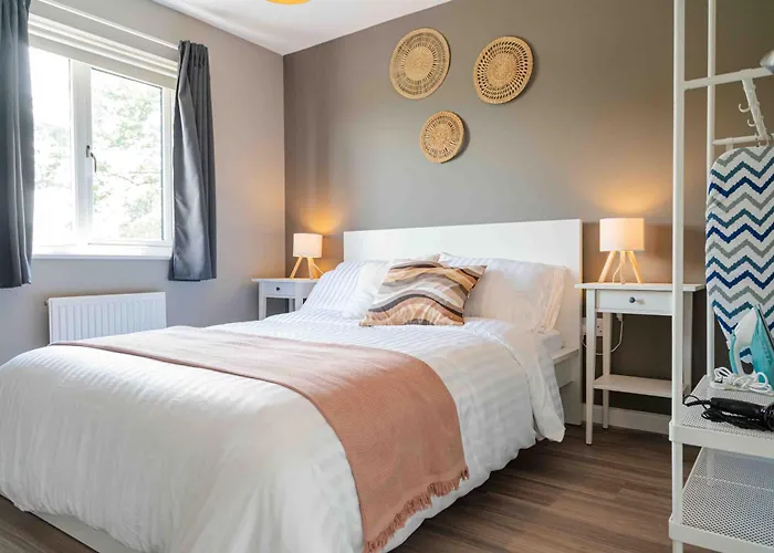 S Veranda - Near Lidl & Bus -4 Bed 6 Sleep بيت للعطل