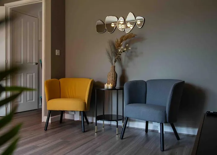 S Veranda - Near Lidl & Bus -4 Bed 6 Sleep بيت للعطل *