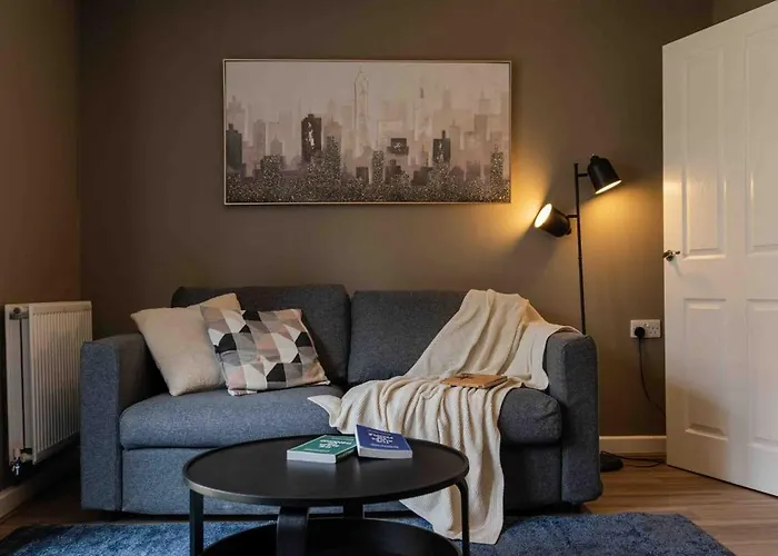 S Veranda - Near Lidl & Bus -4 Bed 6 Sleep مانشستر