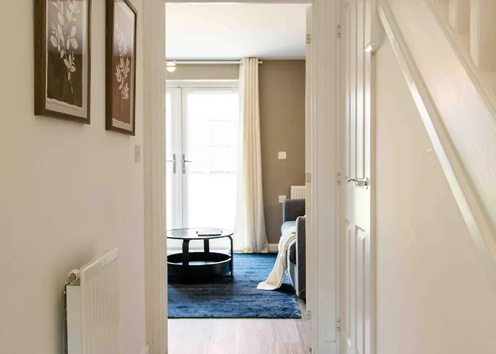 S Veranda - Near Lidl & Bus -4 Bed 6 Sleep بيت للعطل *