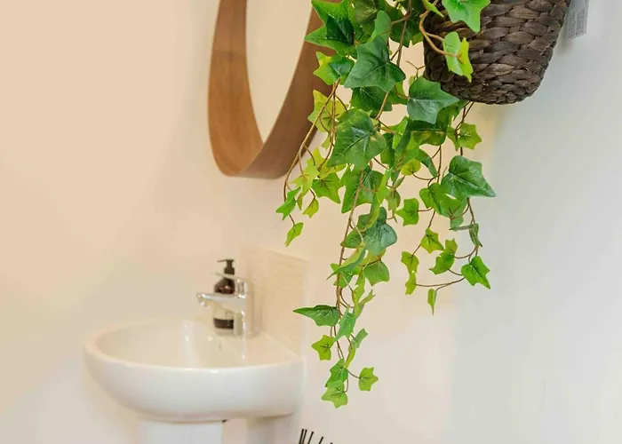 S Veranda - Near Lidl & Bus -4 Bed 6 Sleep بيت للعطل *