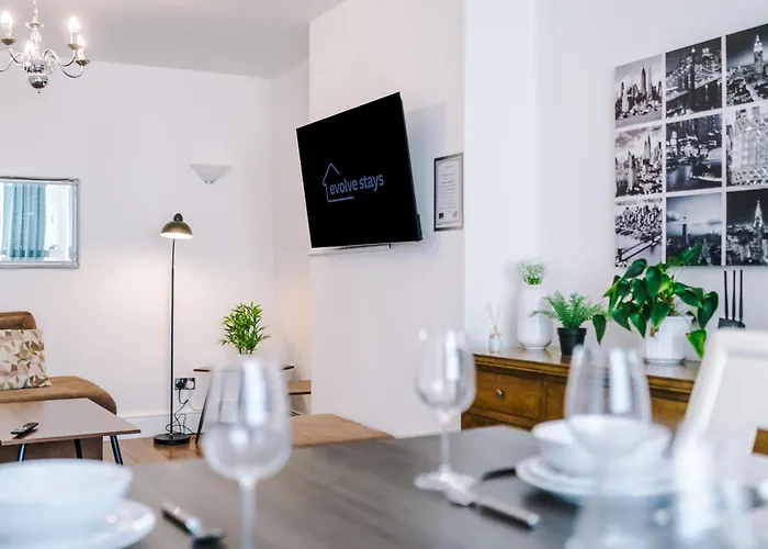 Spacious Stretford 3-Bed, Driveway Parking, Pool Table, Sleeps 6