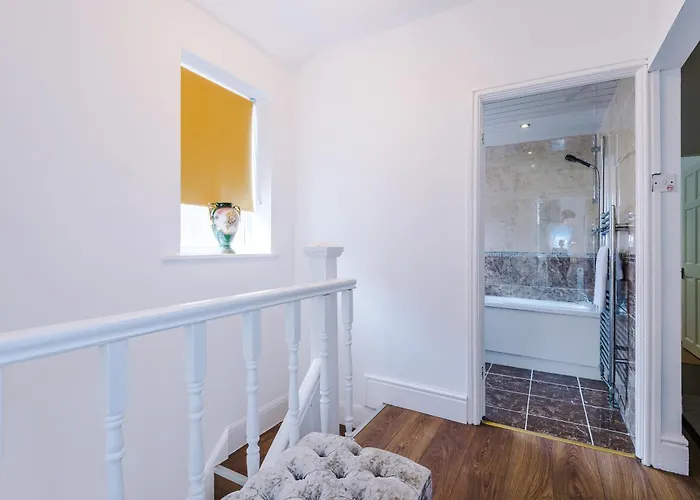 Spacious Stretford 3-Bed, Driveway Parking, Pool Table, Sleeps 6 * Manchester