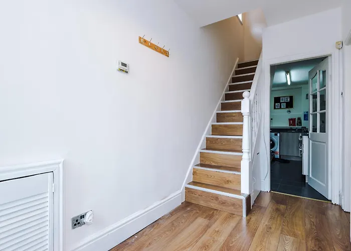 Spacious Stretford 3-Bed, Driveway Parking, Pool Table, Sleeps 6 Manchester