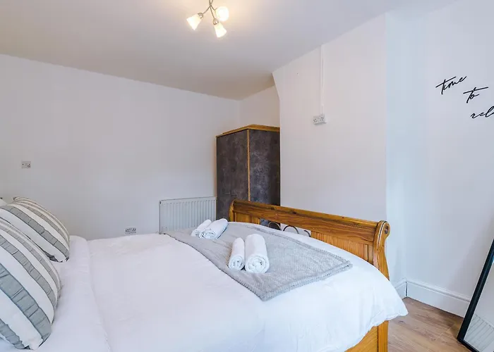 Spacious Stretford 3-Bed, Driveway Parking, Pool Table, Sleeps 6 Feriehus *