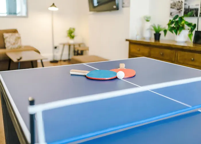 Spacious Stretford 3-Bed, Driveway Parking, Pool Table, Sleeps 6 Feriehus