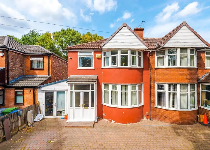 Feriehus Spacious Stretford 3-Bed, Driveway Parking, Pool Table, Sleeps 6 *