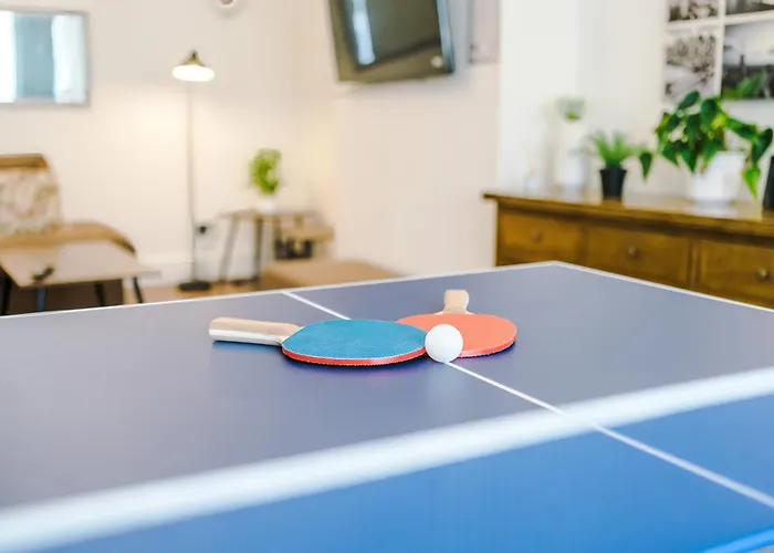 Spacious Stretford 3-Bed, Driveway Parking, Pool Table, Sleeps 6 Feriehus *