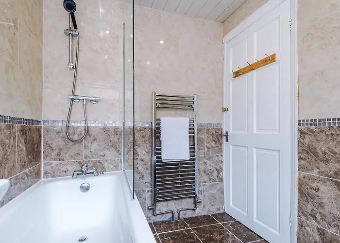 Feriehus Spacious Stretford 3-Bed, Driveway Parking, Pool Table, Sleeps 6 *