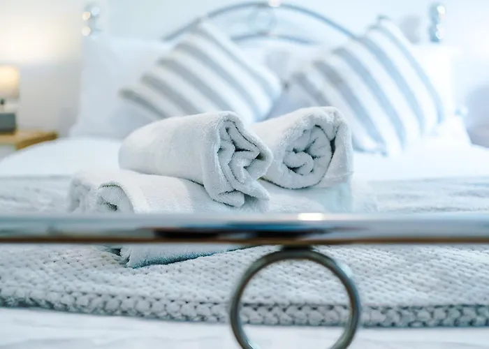 Feriehus Spacious Stretford 3-Bed, Driveway Parking, Pool Table, Sleeps 6 Manchester