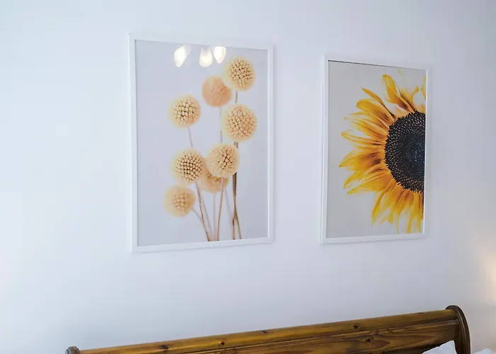 Spacious Stretford 3-Bed, Driveway Parking, Pool Table, Sleeps 6 *