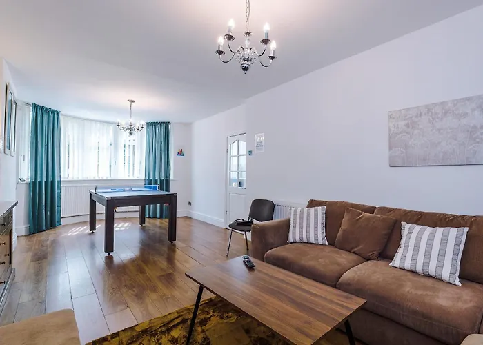 Feriehus Spacious Stretford 3-Bed, Driveway Parking, Pool Table, Sleeps 6 Manchester