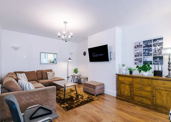 Spacious Stretford 3-Bed, Driveway Parking, Pool Table, Sleeps 6 * Manchester