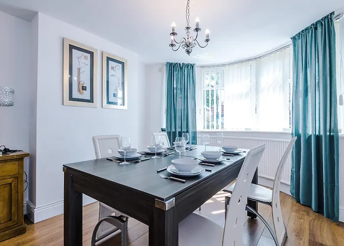 Spacious Stretford 3-Bed, Driveway Parking, Pool Table, Sleeps 6 Manchester