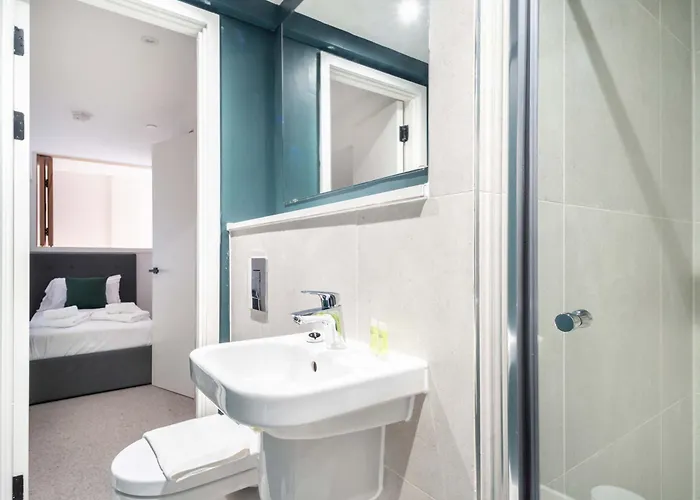 Modern And Quirky 2 Bed Flat In Apartment