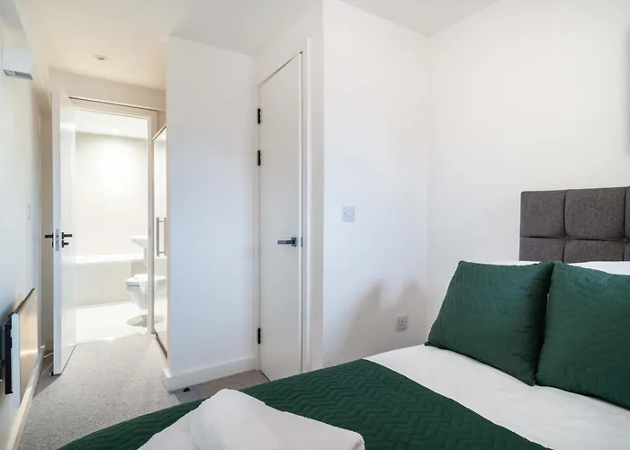 Modern And Quirky 2 Bed Flat In Apartment *