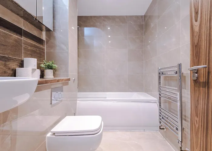 Big Mcr 5-bedroom Contractor House Sleeps 8 With Parking By Purestay Manchester