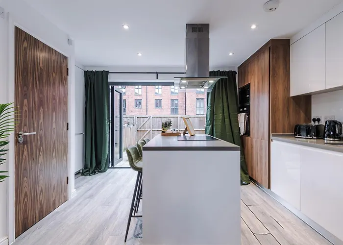 Big Mcr 5-bedroom Contractor House Sleeps 8 With Parking By Purestay * Manchester
