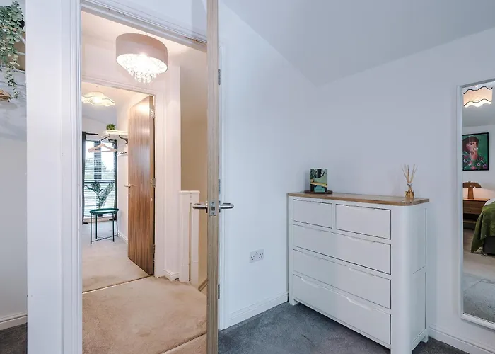 Big Mcr 5-bedroom Contractor House Sleeps 8 With Parking By Purestay