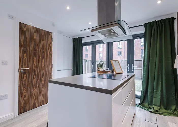 Big Mcr 5-bedroom Contractor House Sleeps 8 With Parking By Purestay Casa vacanze