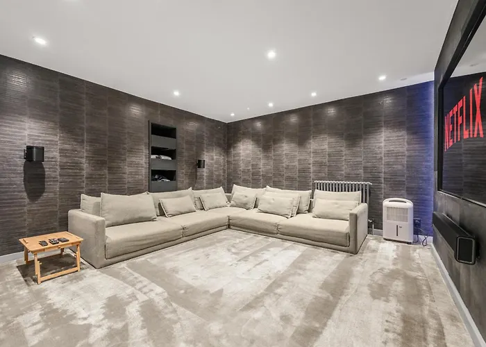 West Didsbury Retreat L Cinema L Sleeps 8 *