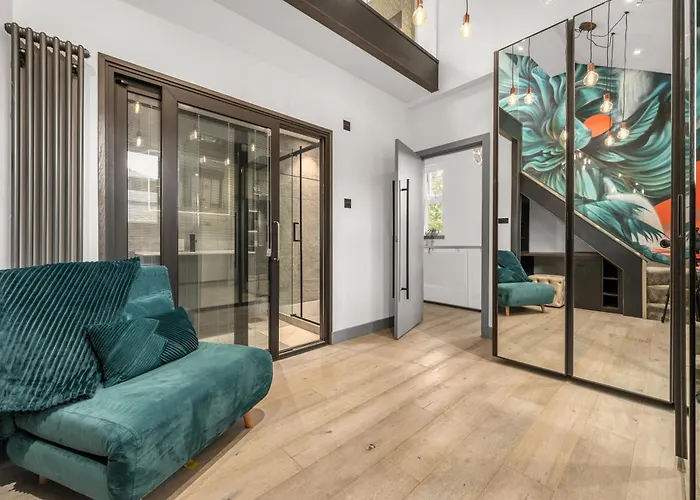 West Didsbury Retreat L Cinema L Sleeps 8 펜션