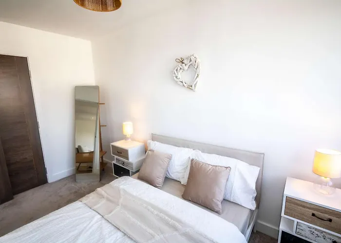 Zeni Alexandra Rise Two Bed Flat *