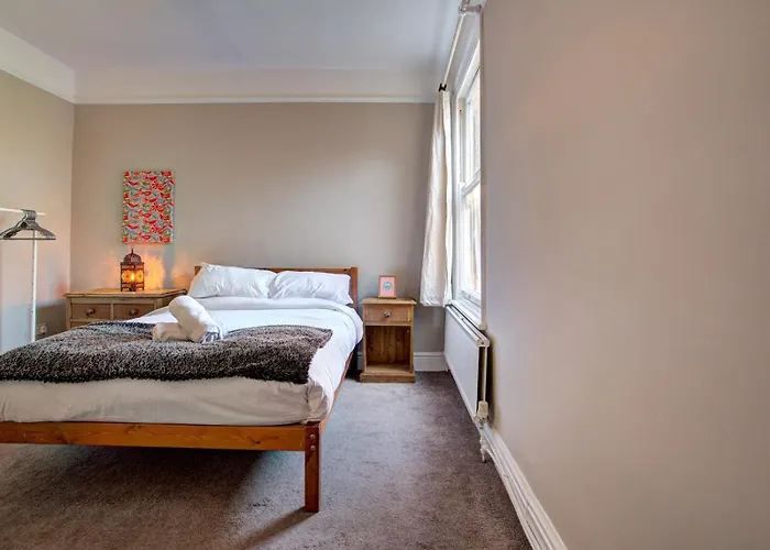 Spacious Victorian Family Home In Stretford - Pass The Keys Holiday home Manchester