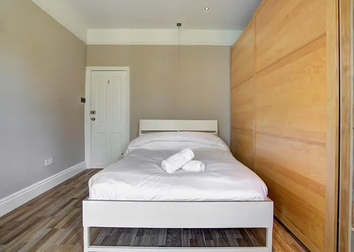 Spacious Victorian Family Home In Stretford - Pass The Keys * Manchester